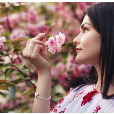 Adu prospețimea primăverii în părul tau