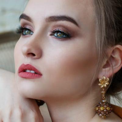 5 produse de machiaj cu efect holografic - ia-le din timp pentru sezonul festivalurilor!