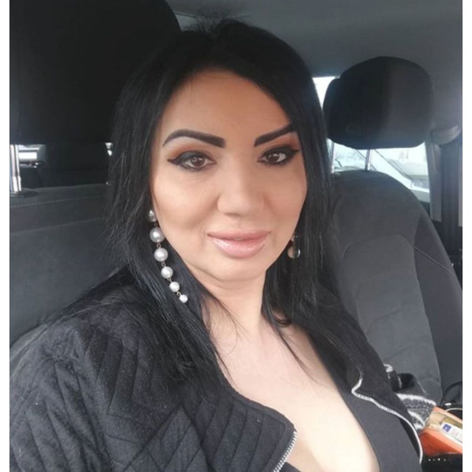 Adriana Bahmuțeanu s-a logodit la biserică cu noul ei iubit, George! Cei doi au depus actele și la primărie