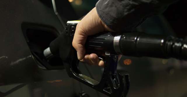 Imagini inedite de la Marea Isterie a Carburanților: Cu ce au mers românii sa cumpere combustibil?