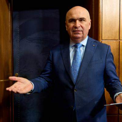 Prima apariție oficială a premierului Ilie Bolojan alături de iubita lui.Cine este Ioana, femeia care îi stă alături de trei ani