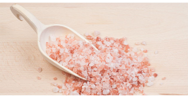 Motive uluitoare pentru care vei vrea sa bei zilnic cate un pahar de apa cu sare de mare