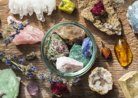 Cristalele visului divin – 10 pietre sacre pentru somn liniștit, vindecare și pace interioară