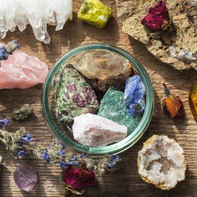 Cristalele visului divin: 10 pietre sacre pentru somn liniștit și vindecător