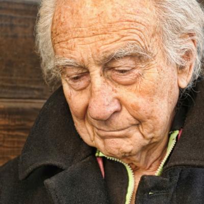 Inainte sa moara, sotia lui i-a lasat acest biletel. Iti vor da lacrimile