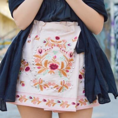 Pantaloni scurți din materiale sau cu aplicații prețioase: variantă ideală de petreceri sau de asortat casual