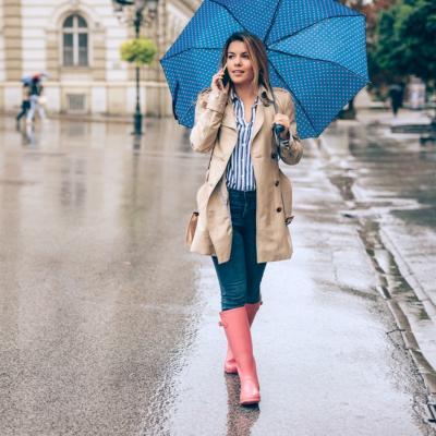 5 piese care nu trebuie să îți lipsească în sezonul ploilor
