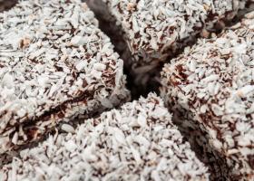 Prăjitura tăvălită - Rețetă cu cocos și variante delicioase