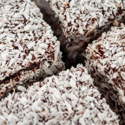 Prăjitura tăvălită - Rețetă cu cocos și variante delicioase