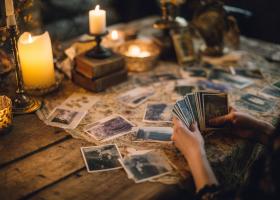 Tarot online pentru Balanță: influența negativă și pașii pentru echilibru interior