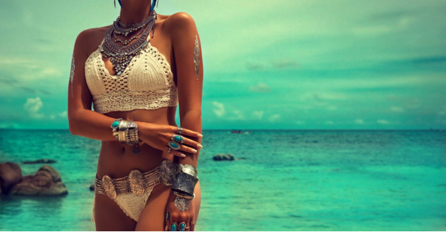 Costume de baie brodate: 6 modele cu aplicații în relief