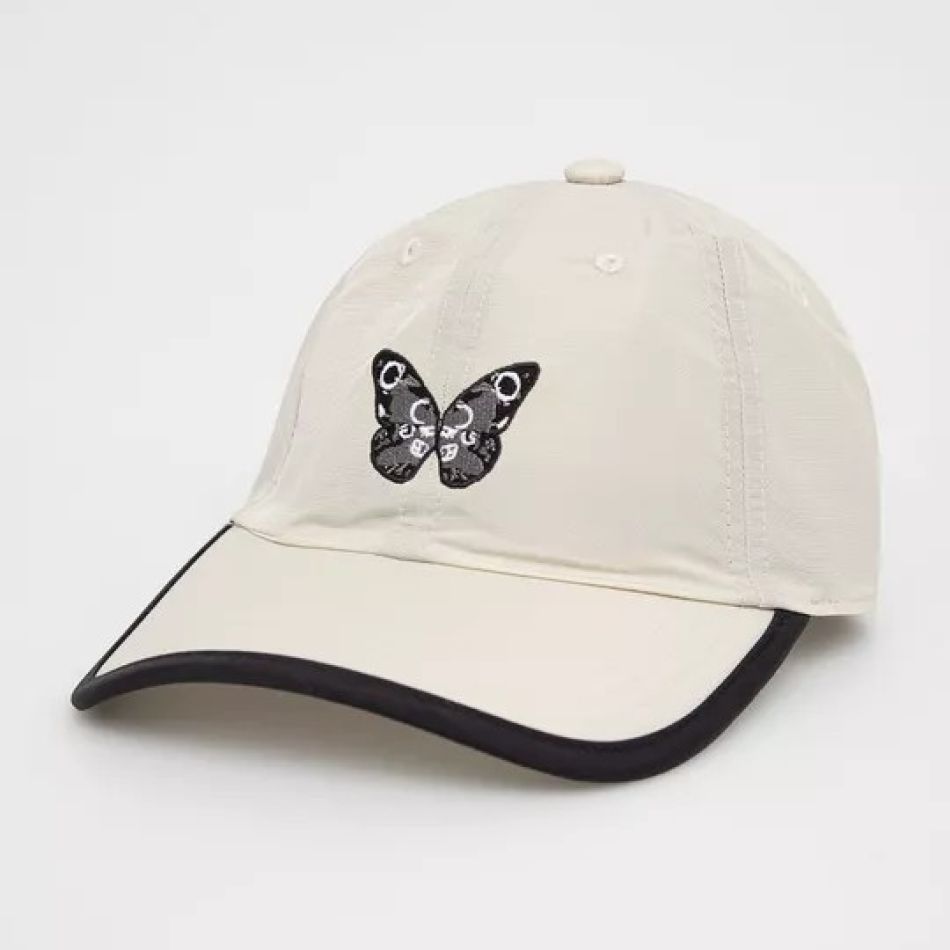 CHIC ȘI PROTEJATĂ DE SOARE CU 20 DE PĂLĂRII ȘI ȘEPCI