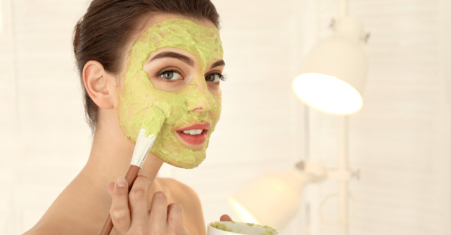 Mască de față homemade pentru ten gras și pori dilatați: rețetă naturală cu argilă verde pe care o poți prepara acasă