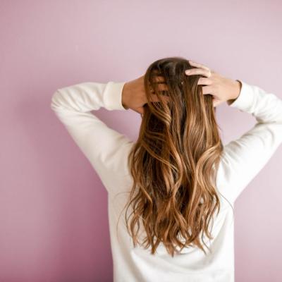 Păr cu volum aerat și mișcare naturală: rutina care aduce lejeritate, fără să încarce firul