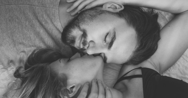 15 Moduri prin care îți spune cât de mult te iubește (fără să rostească un cuvânt)