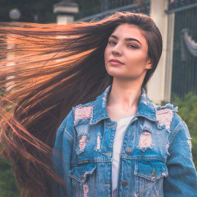 Cum îngrijești părul foarte lung: de la spălat la coafat