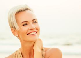 Tunsori pentru femei 50–60 de ani: recomandări pentru volum, eleganță și păr alb revitalizat + 5 tunsori foarte apreciate
