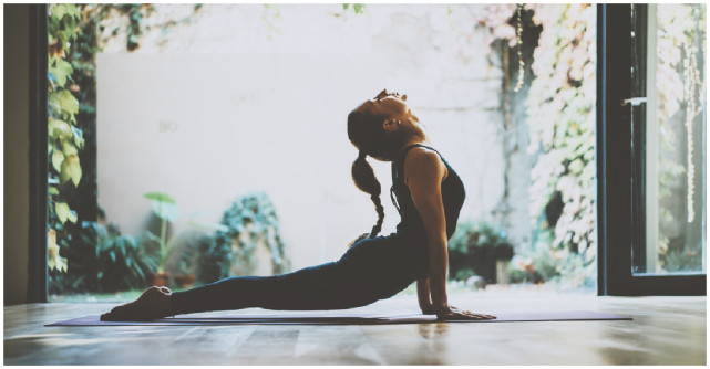 5 posturi de yoga pentru solduri intepenite, care au stat toata ziua pe scaunul de la birou