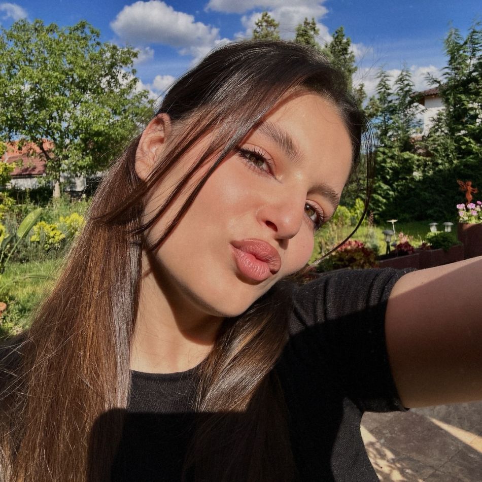Carmina Vârciu reacționează dur după criticile primite că a publicat poze cu familia ei: Sunt părinții mei înainte de orice...