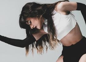 Alexandra Căpitănescu lansează piesa Zodia Vrăjitor și primul EP din carieră