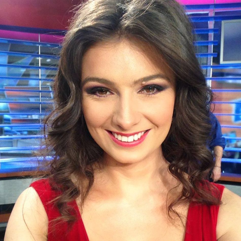 Olivia Păunescu se ține departe de bucătărie. Mama ei a învățat-o așa, iar acum tot ea îi aduce mâncare vedetei