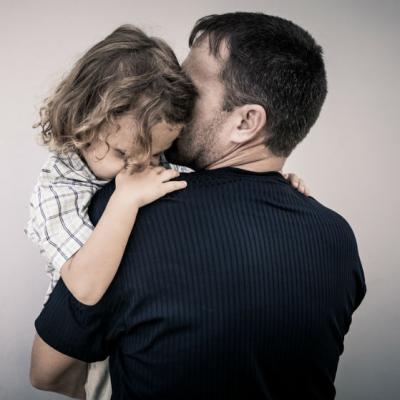 Un barbat ajunge tarziu de la munca. La usa il asteapta fiul lui de cinci ani