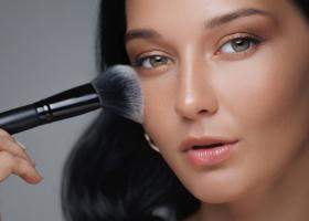 Greșeala pe care o fac majoritatea femeilor înainte de a aplica fondul de ten