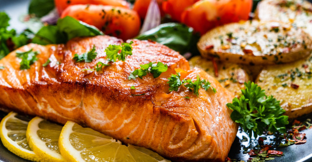 Cină gata în 15 minute: somon la air fryer cu sos de iaurt și lămâie + salată crocantă de primăvară