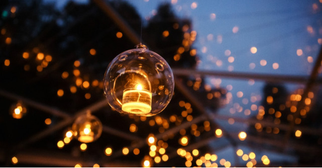 Ghirlande, felinare și lămpi solare - 6 decorațiuni exterioare pentru petreceri în aer liber