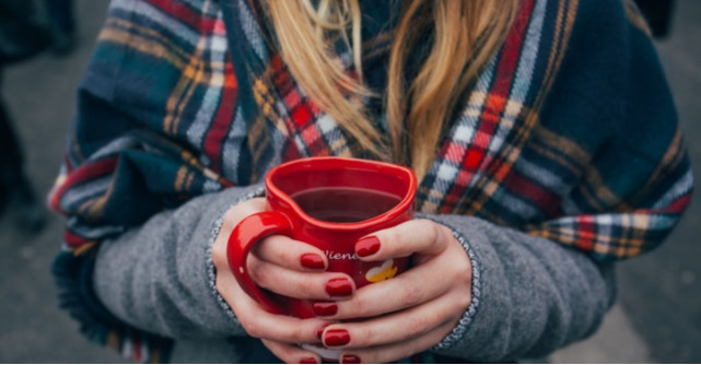 7+ moduri în care să porți o eșarfă mare pătrată tip pled