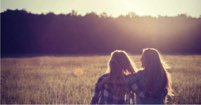 8 lucruri pe care le poti face atunci cand prietena ta trece prin momente dificile