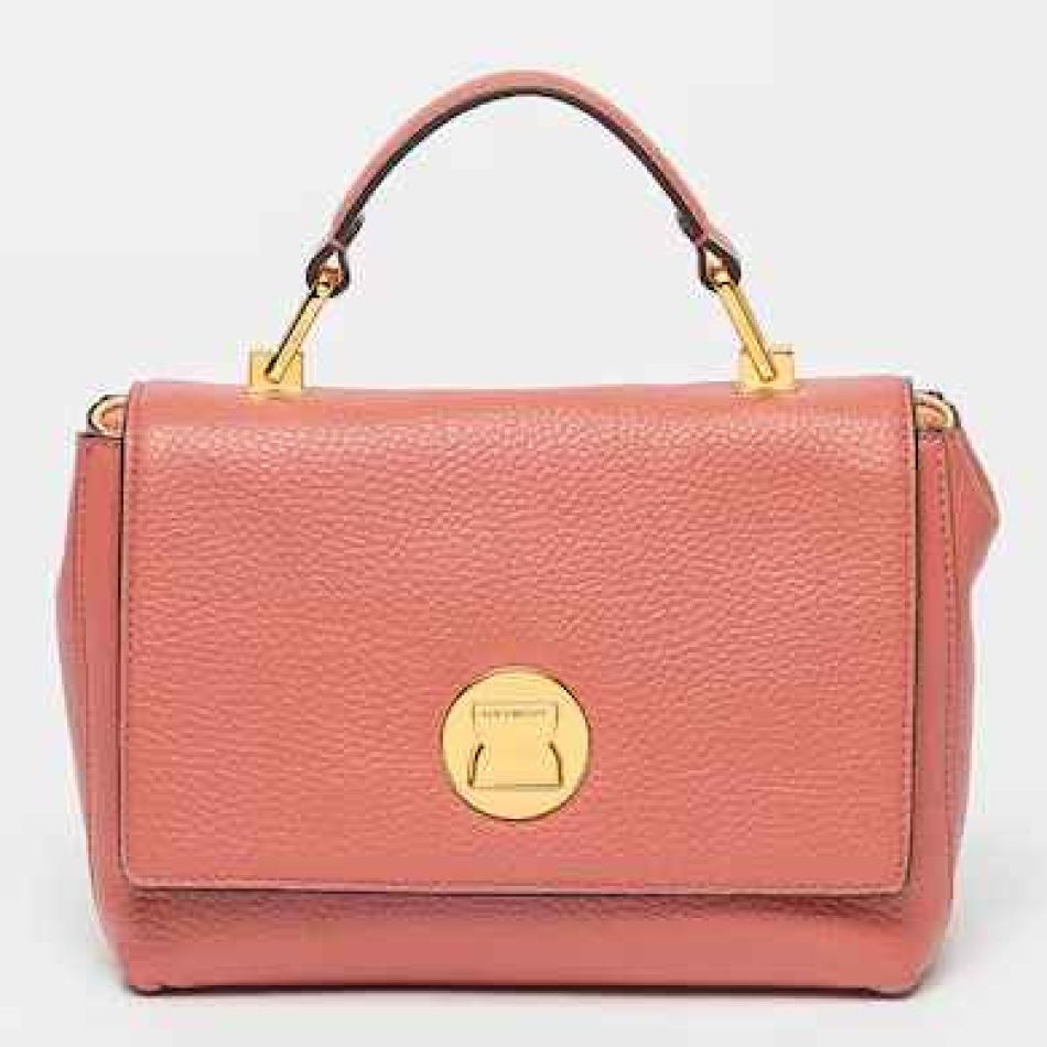 Peach Fuzz: Culoarea anului 2024 în modă