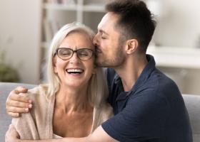 Ai un fiu adult? Nu te mai băga în relația lui! De ce limitele sănătoase sunt esențiale pentru toată familia