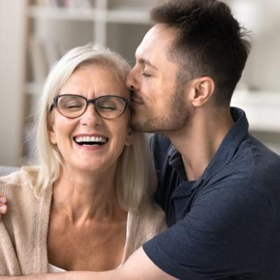 Ai un fiu adult? Nu te mai băga în relația lui! De ce limitele sănătoase sunt esențiale pentru toată familia
