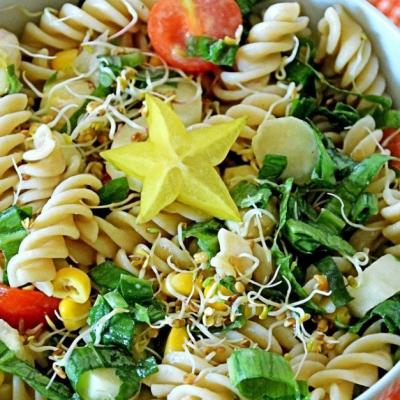 Salata de primavara cu legume, paste si dressing proaspat