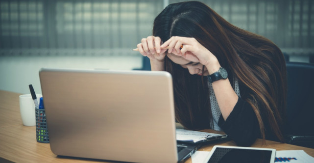 Esti stresata la munca? Aceste 'solutii' iti pot face mai mult rau decat bine