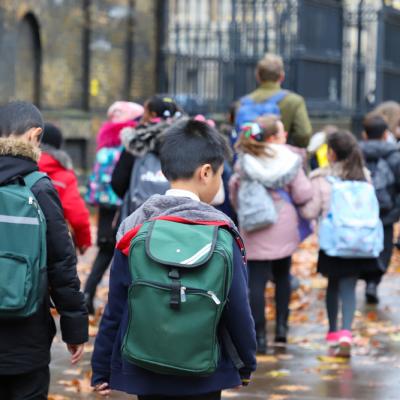 Toți băieții din școlile britanice vor învăța să respecte femeile! Guvernul lansează programul anti-misoginism