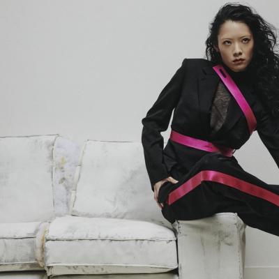 HELMUT LANG ACUM DISPONIBIL PE ZALANDO: EDITORIAL EXCLUSIV CU RINA SAWAYAMA