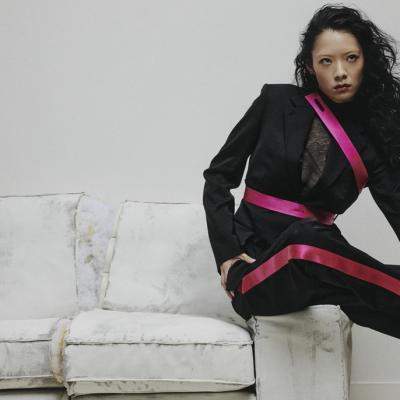 HELMUT LANG ACUM DISPONIBIL PE ZALANDO: EDITORIAL EXCLUSIV CU RINA SAWAYAMA