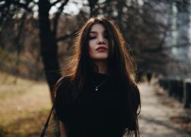 Un bărbat slab nu poate fi cu o femeie puternică. Nu ar ști ce să facă cu ea