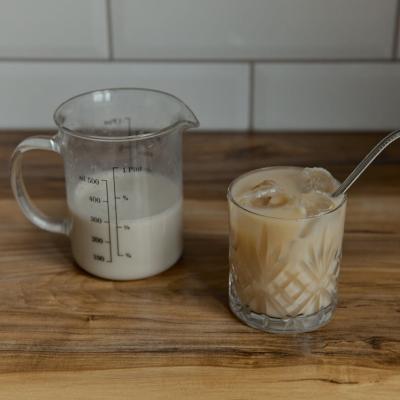 5 băuturi răcoritoare pe bază de cafea pentru această vară caniculară pe care le poți face acasă în mai puțin de 4 pași