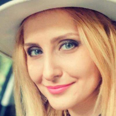 Alina Sorescu se relaxează cu fetițele la mare și își reîncarcă bateriile. Artista se află în plin proces cu Alexandru Ciucu