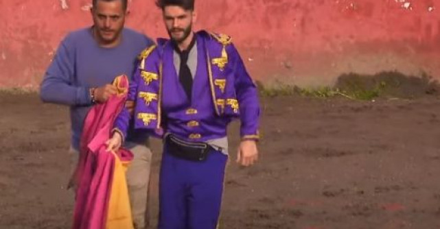 Edward Sanda, lovit de un taur în America Express. Fanii emisiunii l-au taxat dur pentru reacție:Mai bine mergea singură Cleo..