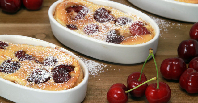3 combinatii delicioase de clafoutis cu fructe de primavara