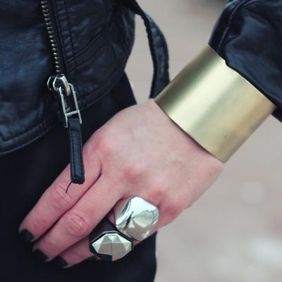 Cum porti pantalonii din piele la birou