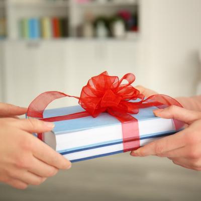 Cinci dintre cele mai noi apariții editoriale pe care le poți oferi în dar de sărbători 