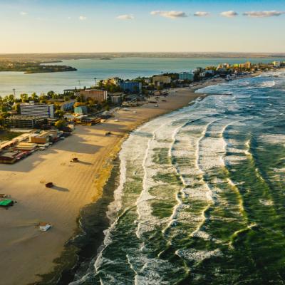 Vacanțele pe litoral devin mai accesibile pe final de august. Românii pot beneficia de reduceri de până la 20% față de sezon