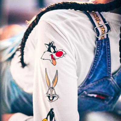 Tommy Hilfiger și Warner Bros. adopta cultură pop și entertainmentul în colecția capsulă Tommy Jeans Looney Tunes 