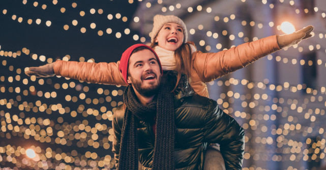 Craiova se pregătește de venirea Crăciunului! S-a început montarea în oraș a instalațiilor luminoase 