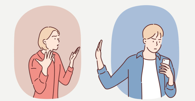 Micro-infidelitatea: ce este și cum se manifestă infidelitatea online 